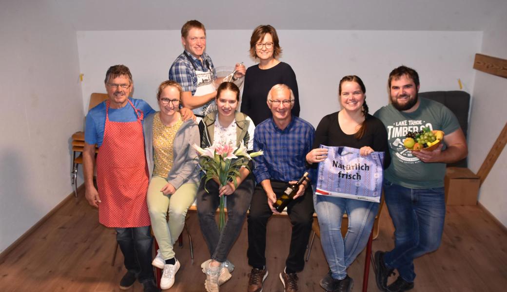 Die Theatergruppe freut sich auf ihren Auftritt. Die Theatergruppe freut sich auf ihren Auftritt.