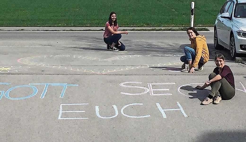 Grosse Freude bereitet die Zeichnung beim Altersheim-Eingang von Gabi Ceric, Seelsorgerin der Seelsorgeeinheit Blattenberg, Sarah Kühnis und Carole Zäch. 