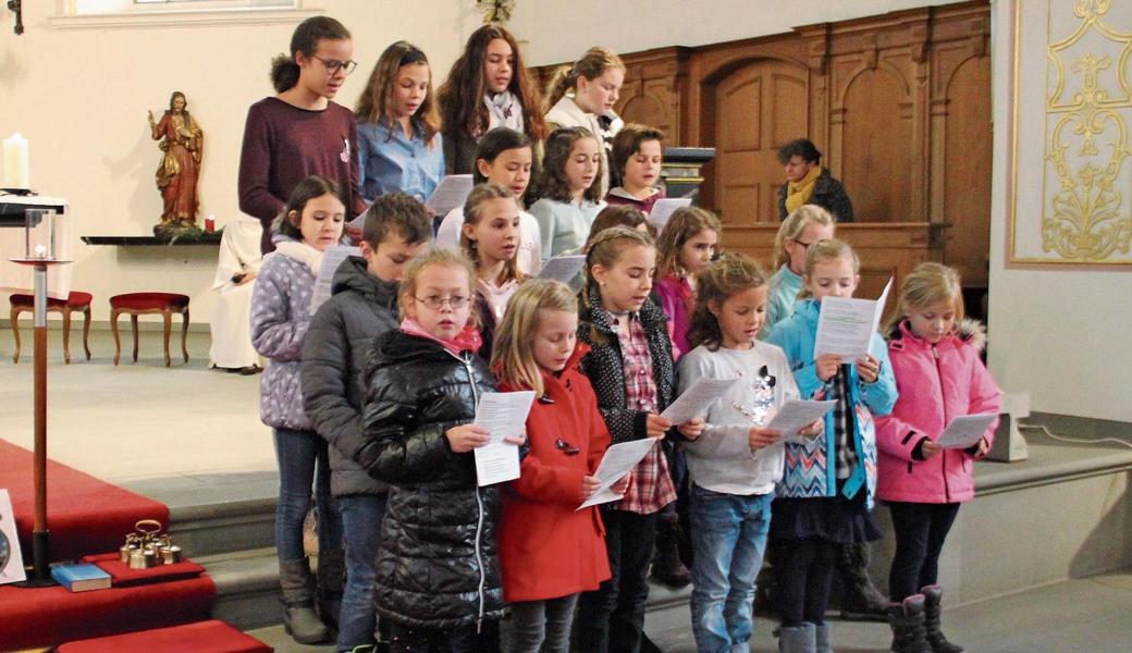 Ein gefreutes Ambiente schaf der Projekt-Kinderchor unter der Leitung von Maria Zäch. 