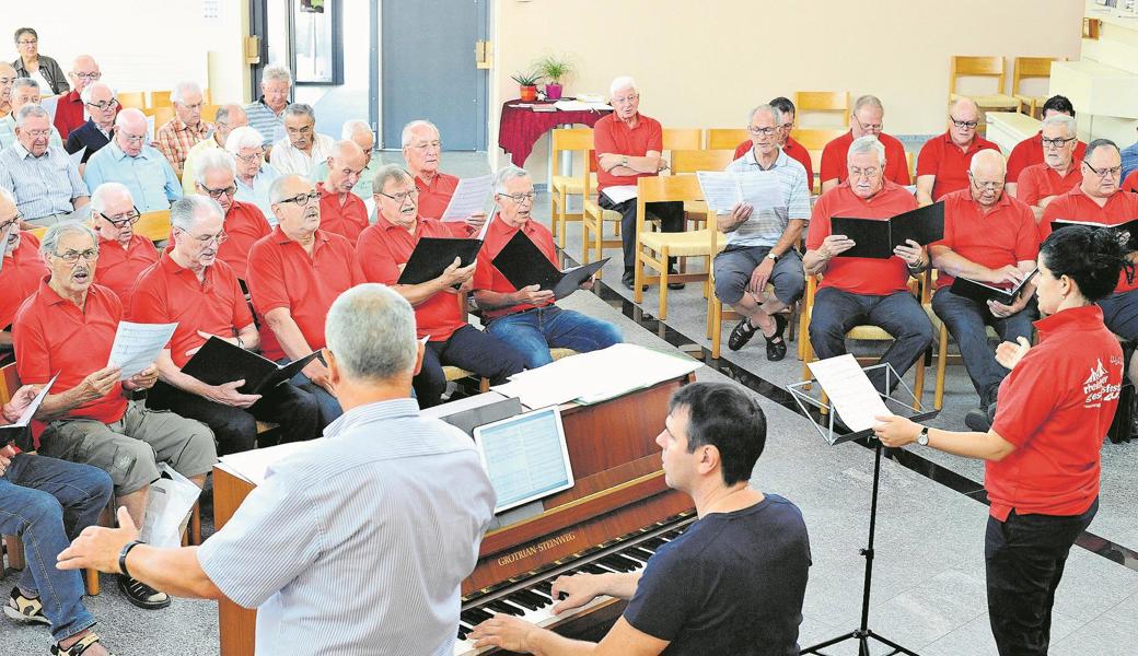 Sänger aus verschiedenen Chören bei den Proben für die Gesamtchoraufführungen am Gesangsfest 2018 in Heerbrugg.