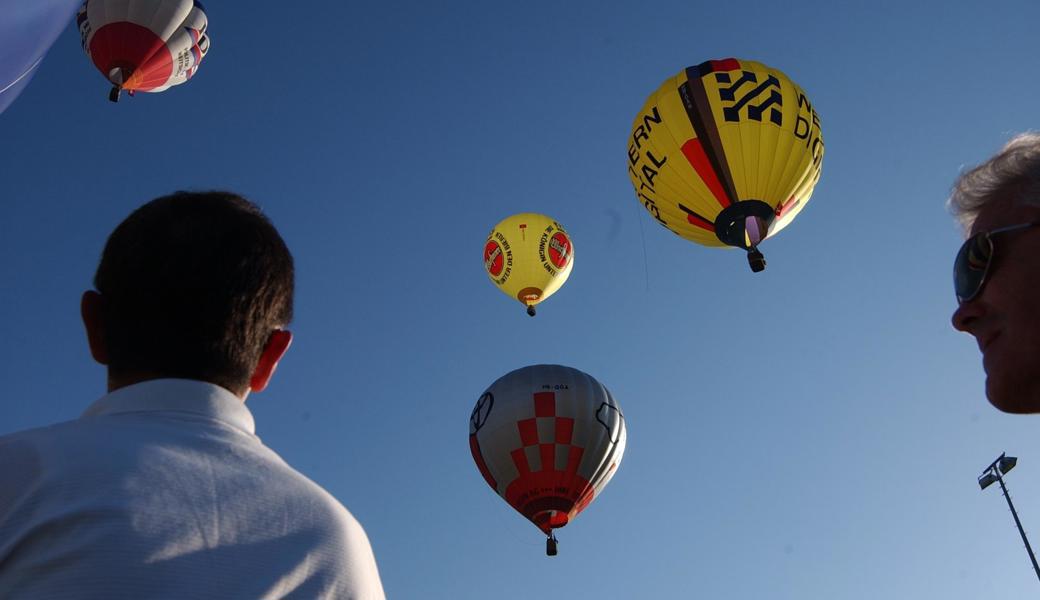 Perspektivenwechsel: Zwei Leserinnen oder Leser werden den Ballonen nicht hinterherschauen, sondern dürfen mit.