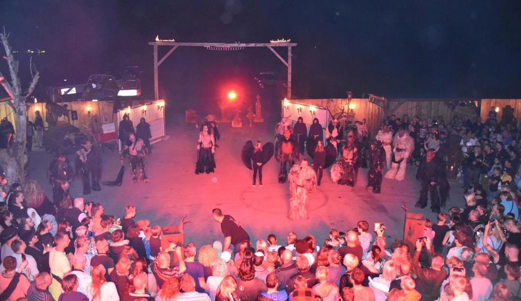 Nebst den Gastgebern treten noch drei andere Gruppen auf. Nebst den Gastgebern treten noch drei andere Gruppen auf.