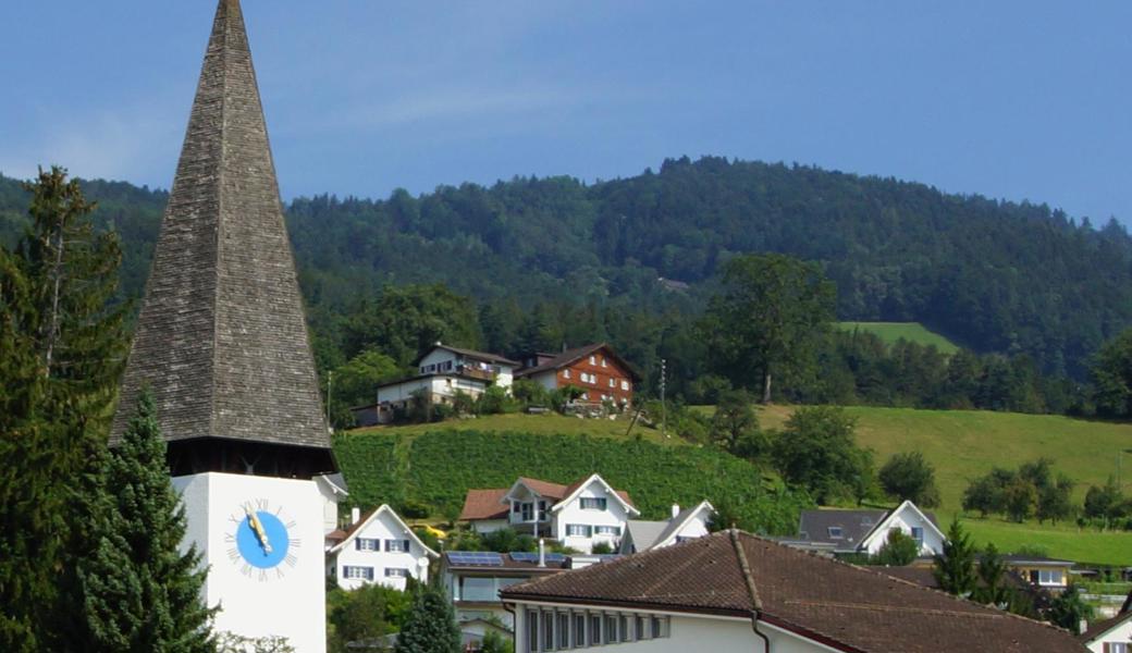 Sinnbildlich zwei unterschiedliche Kirchen, die seit fünf Jahren aber zur gleichen Kirchgemeinde gehören: die evangelische Kirche in Marbach...