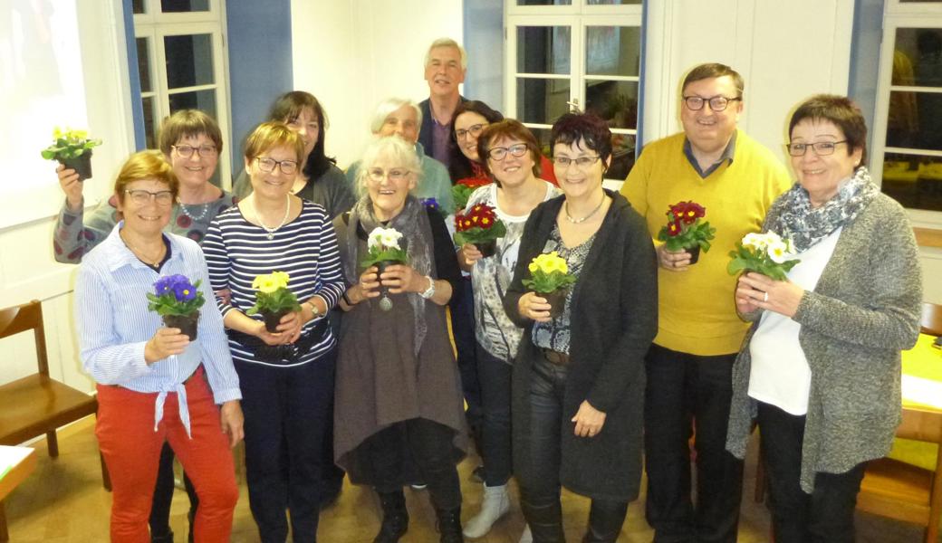 Helferinnen und Helfer bei der Organisation der HV erhielten Blumen als Dank. 