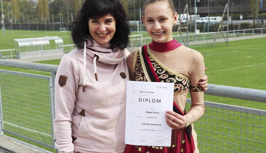 Trainerin Claudia Aebischer und Flavia Köppel freuen sich über den gelungenen Intergold-Basic-Test.