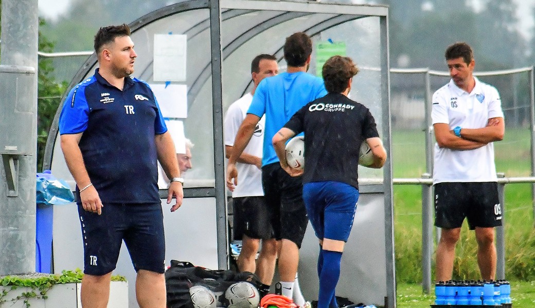 Granit Bojaxhi (links) bleibt Trainer des FC Rüthi.