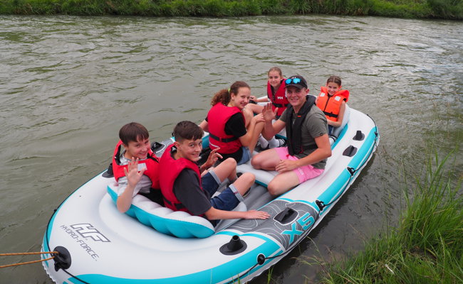 Check-In-Jugendliche genossen Kanalfahrt