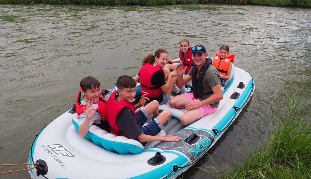 Eins der insgesamt vier Boote: die Kids unter der Obhut von Käpten Mattia Fiorini (mit Mütze) geniessen die Fahrt sichtlich. Bild: Thomas Widmer