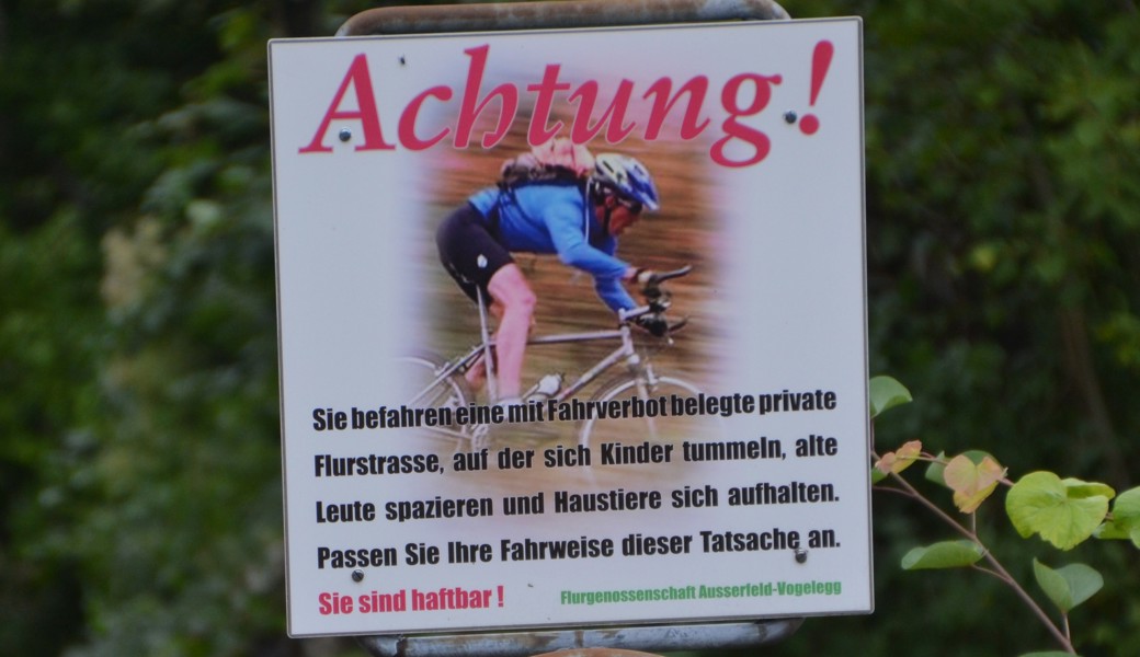 Widersprüchliche Tafel stiftet Verwirrung beim Velo-Fahrverbot von Berneck nach Knollhusen