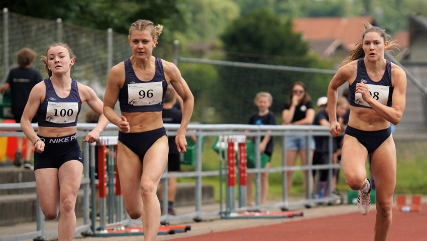 Aylin Rudolph (Mitte) vom KTV Altstätten peilt auch 2023 eine Sprintzeit von unter 12 Sekunden an.