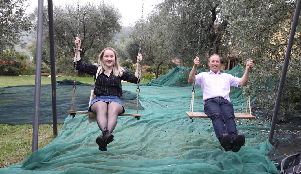 Spass muss sein: Rina Buschor vergnügt sich gemeinsam mit Remo Köppel auf der Schaukel in der Fattoria.