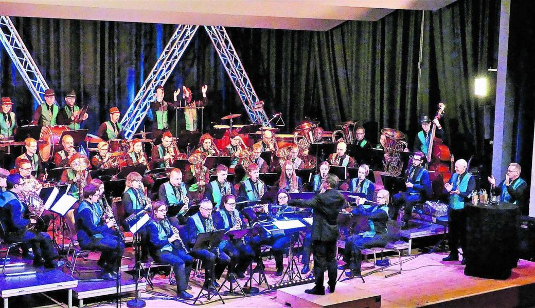 Zu Ehren der Jubilare Meinrad Büchel und Werner Fisch (vorne rechts) spielte die MG Rüthi die Polka «Ein Leben lang». 