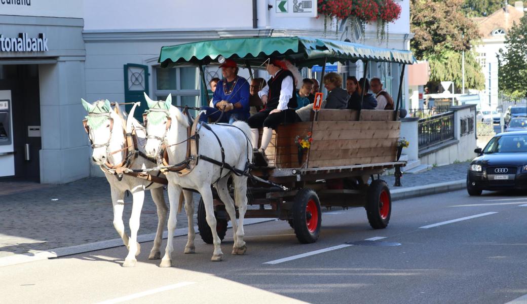 .. mit einer Kutsche ins Städtli transportiert.