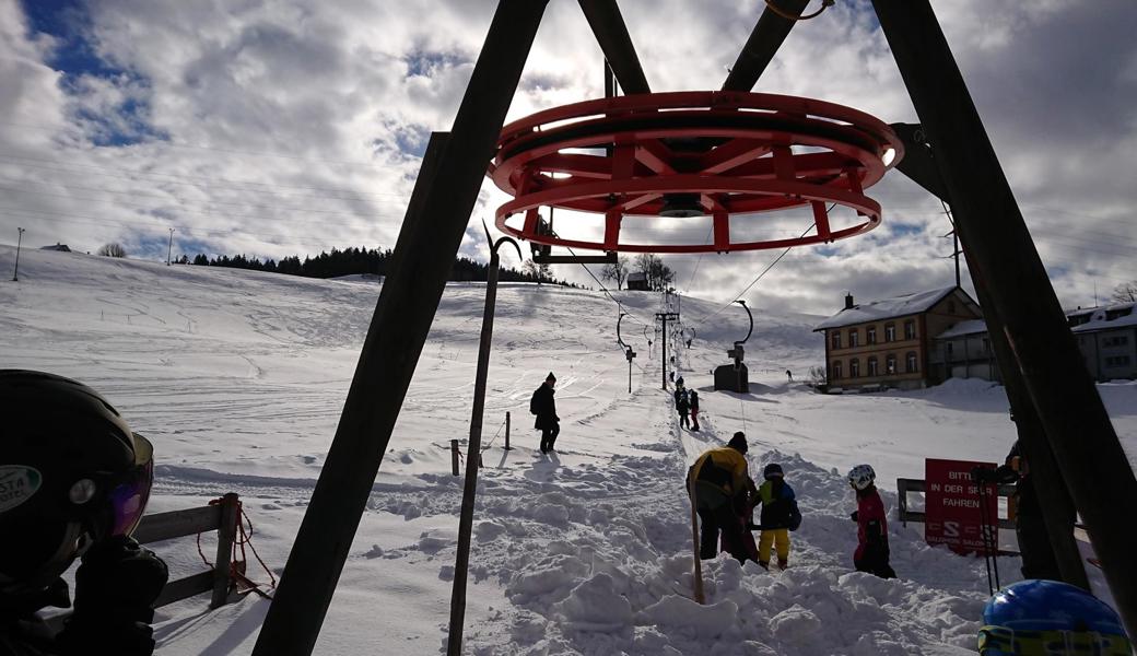 Die Skilifte bereiten sich auf die bald startende Saison vor. Hier im Bild der Skilift Vögelinsegg.