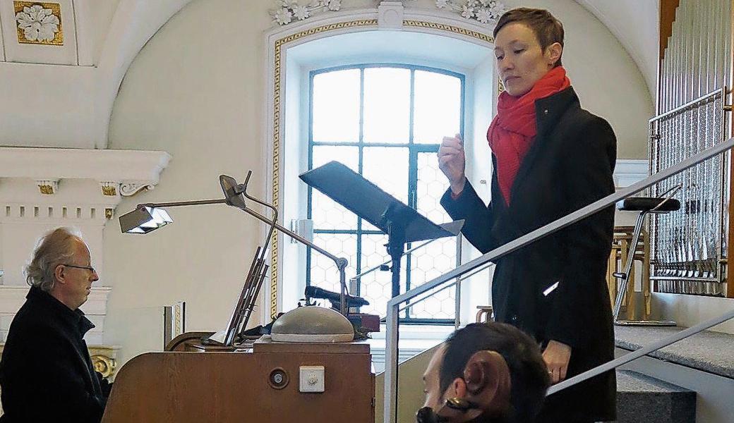 Kirchenmusikerin Alexandra Schmid und Organist Bernhard Loss am Palmsonntag in der Kirche. 