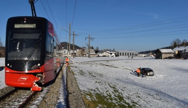 Auto gegen Zug: Kollision am Bahnübergang