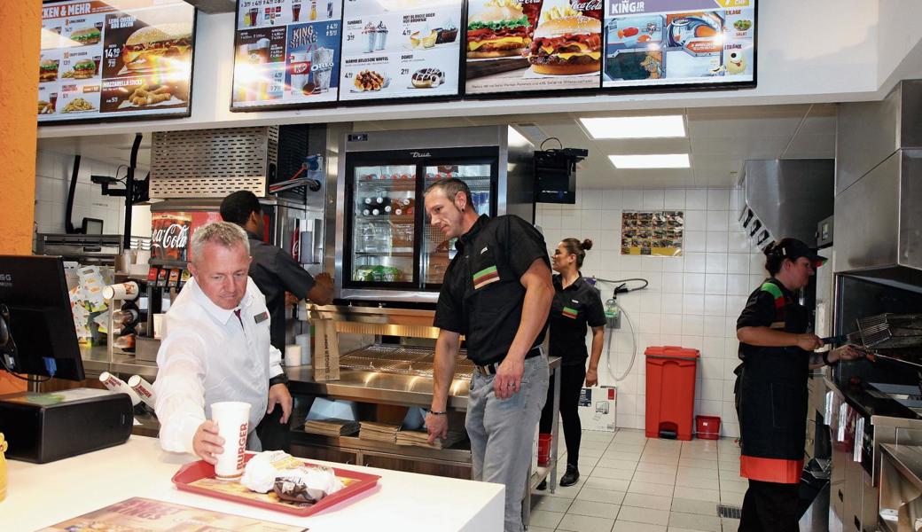 Unit Manager Autogrill Schweiz AG, Martin Metzger (links) mit Store Manager Burger King, Dirk Janentzky, bereiten sich auf die Eröffnung vor. 