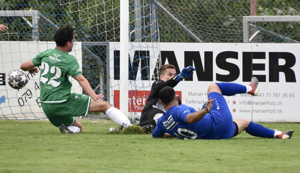 Argurian Bojaxhi (in Blau) brachte Rüthi in dieser Situation mit 1:0 in Führung.