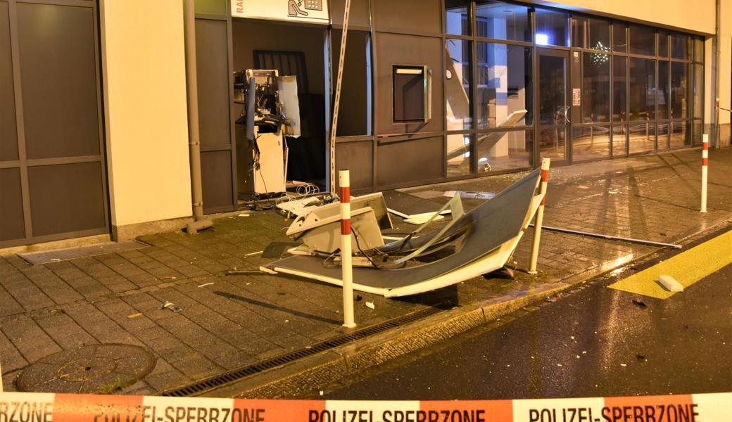 Die Täter entwendeten durch die Sprengung eines Bancomaten rund 127000 Franken.