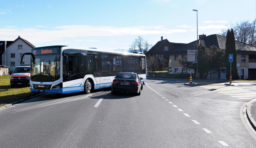 Der Bus fuhr aus der Eichbergerstrasse auf die Oberrieterstrasse hinaus, die eine Hauptstrasse ist – der Autofahrer hätte also Vortritt gehabt.