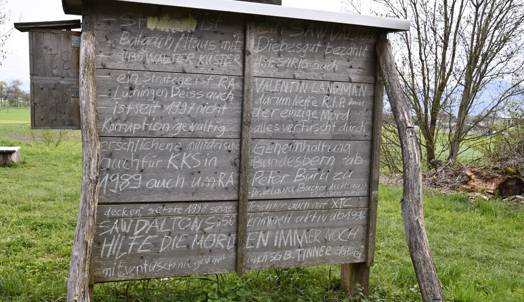 Ein Schmierfink begeht einen verwirrenden Vandalenakt im Höchsterner Bienenhotel