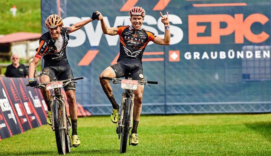 Noah Blöchlinger (r.) freut sich mit der «Einstein-Zunge» über den zweiten Platz am Swiss Epic. 