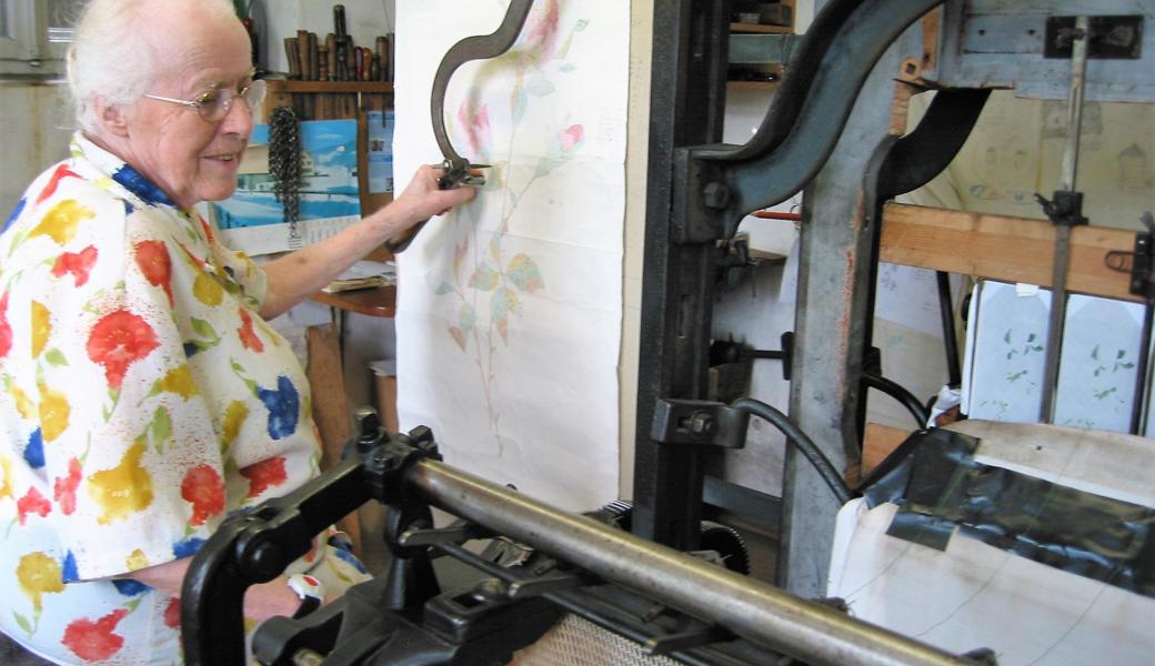 Als Letzte ihres Fachs sass Lina Bischofberger jahrzehntelang an ihrer nostalgischen Handstickmaschine, die heute im Appenzeller Volkskundemuseum nach wie vor zu Ehren kommt.