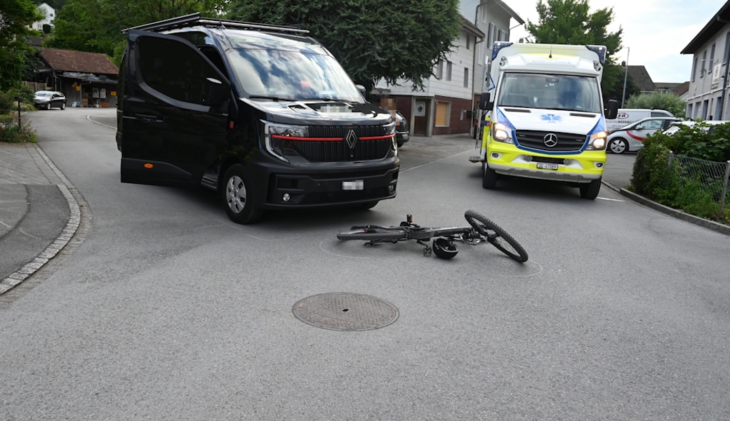 Lieferwagen und E-Bike stossen auf Verzweigung zusammen – 57-Jähriger leicht verletzt