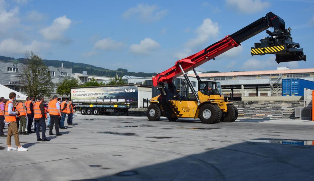 Besucherinnen und Besucher staunen: Der gigantische Greifstapler wiegt 78 Tonnen und kann Container von bis zu 45 Tonnen heben. 