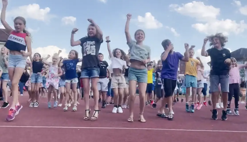 Flashmob brachte die ganze Schule zum Tanzen