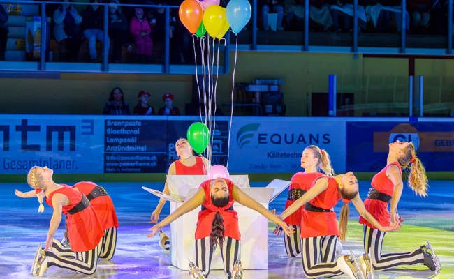 Das Publikum in der Eishalle mit in die 1980er Jahre genommen