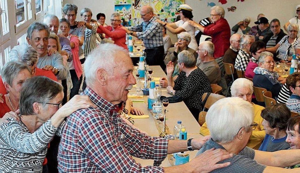 Viele Seniorinnen und Senioren folgten der Einladung der Frauengemeinschaft und feierten ausgiebig. 