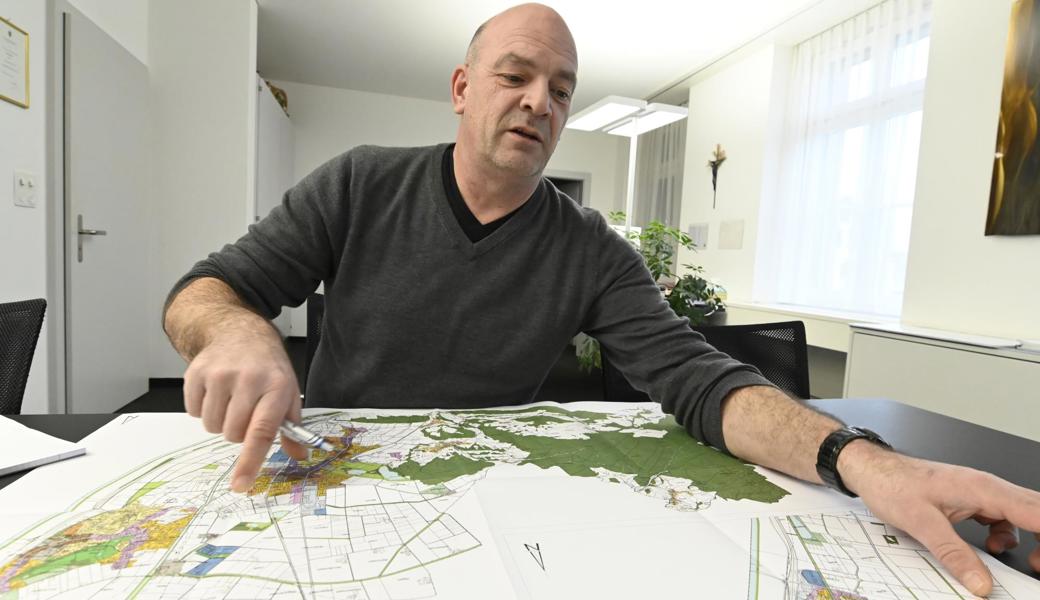 Gemeindepräsident Rolf Huber mit dem Zonenplan der Gemeinde Oberriet: «Schaut man auf die Karte oder spaziert man durch die Dörfer, sieht man, wie viele freie Bauplätze es noch gäbe.»