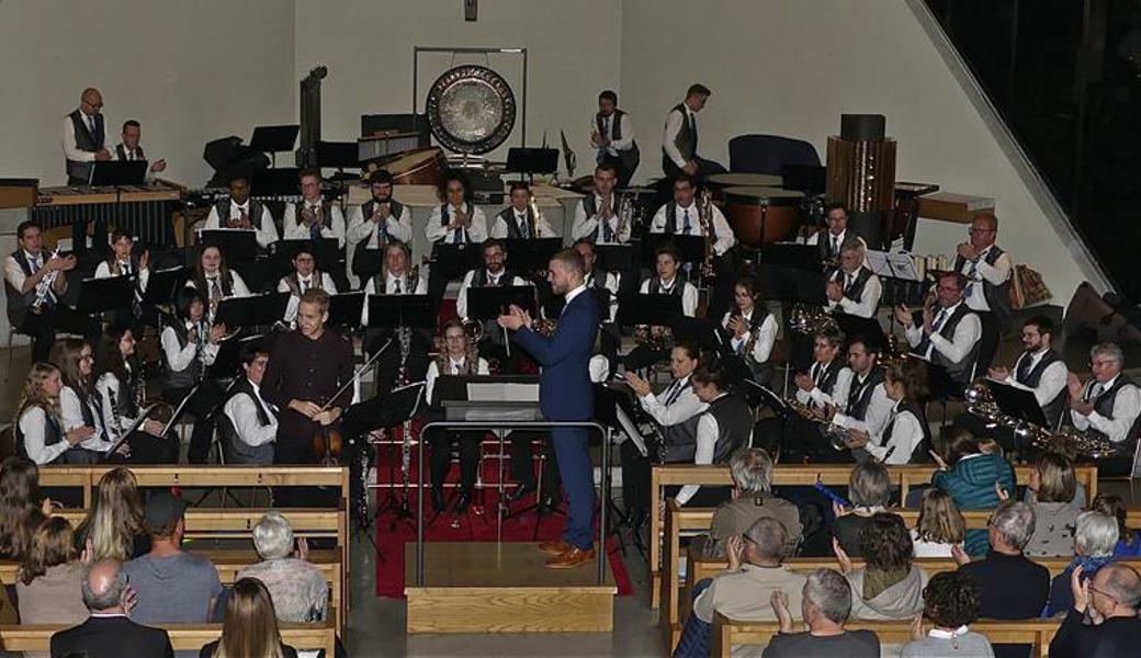 Der junge Solist David Kessler (vorne) begleitete mit seiner Violine den Marbacher Musikverein bei der Aufführung der Filmmusik aus «Schindlers Liste».