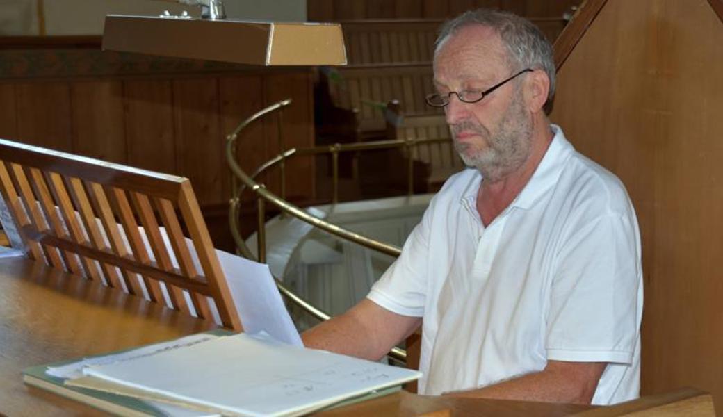 Organist Franz Pfab bereitet sich auf die Feierabendmusik in der evang. Kirche vor.