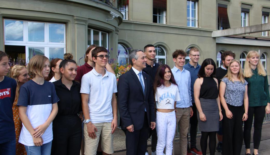 Ignazio Cassis, Tobias Bächi (links vom Bundespräsidenten) und die anderen Jugendlichen posieren fürs Gruppenfoto.