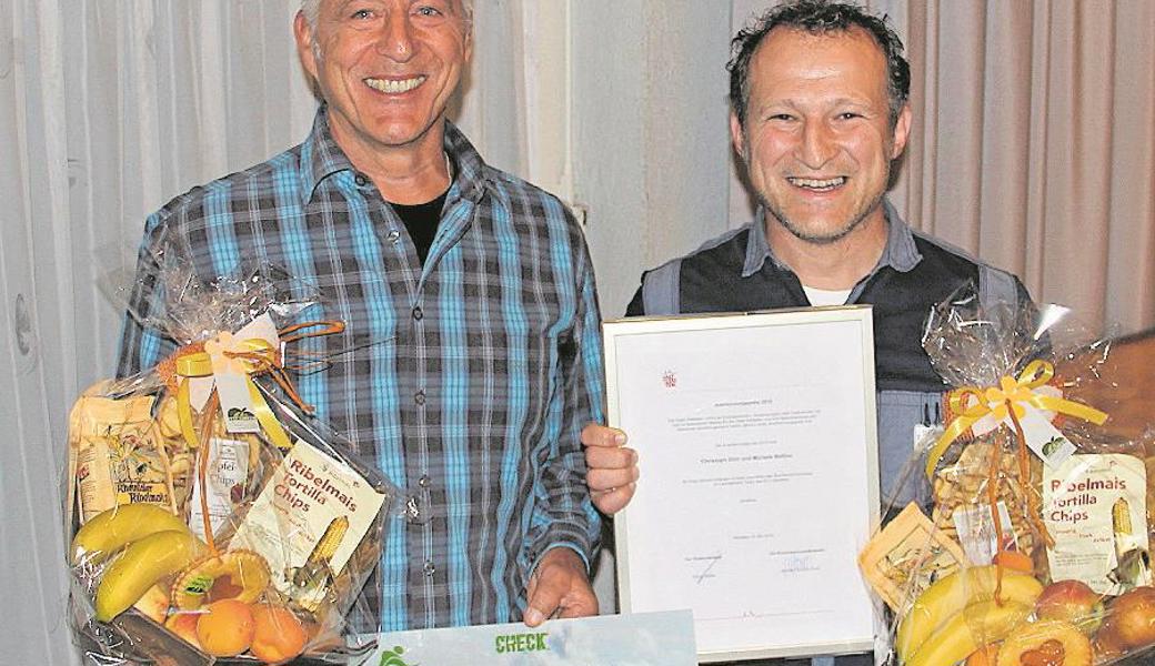 Christoph Dürr (links)und Michele Bellino wussten bis nach der Versammlung nicht, dass sie den Anerkennungspreis der Stadt Altstätten erhalten sollten.