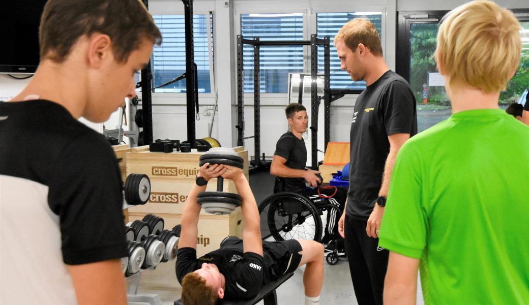 Trainer Mirco Gähler erteilt im Kraftraum Anweisungen.