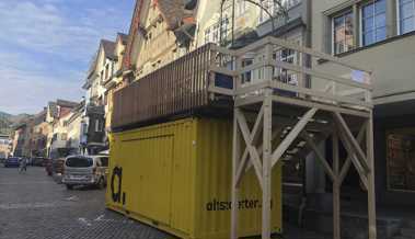 Der gelbe Container erblüht inmitten der Stadt