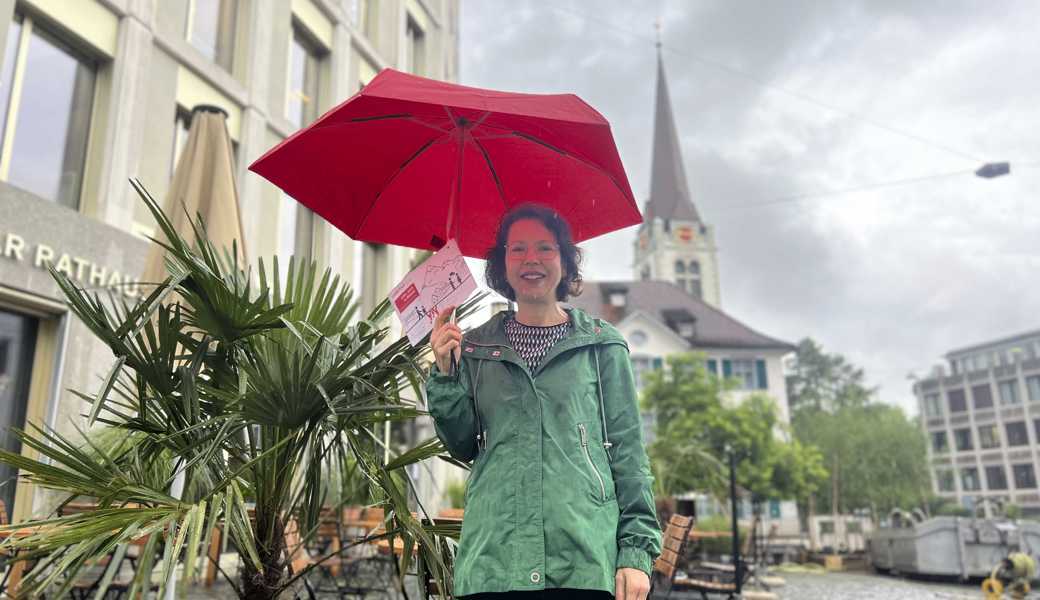 Der rote Schirm ist ihr Erkennungsmerkmal: Barbara Gmünder führt die Teilnehmenden auf dem besonderen Stadtrundgang unten_durch vom Rathaus aus durch Altstätten und Diepoldsau.