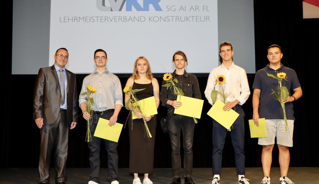 Andreja Slavik (v. l.), Präsident des Lehrmeisterverbandes der Konstrukteure, ehrte Nicolas Wälter, Maya Bruderer, Rémy Clénin, Marius Grütter und Martin Kühnis für ihre sehr guten Leistungen. 