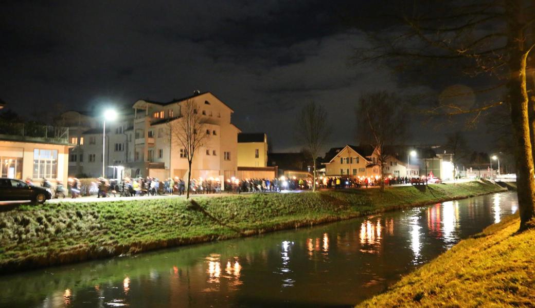 Im Kanal spiegelten sich die Fackeln, Laternen und Lampione des Umzugs.