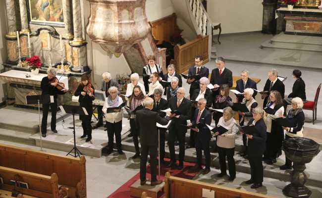Kirchenchor und Trio tragen ein kämpferisches Lied vor
