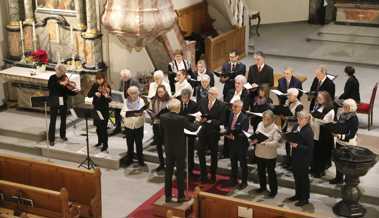 Kirchenchor und Trio tragen ein kämpferisches Lied vor