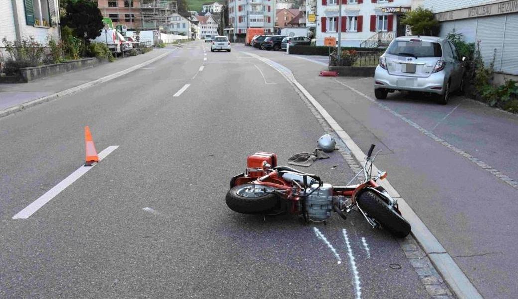 Der Töfffahrer blieb verletzt liegen.