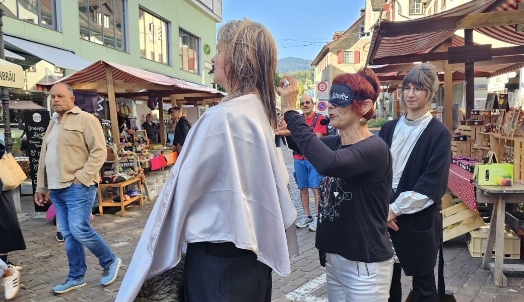 Schnitt nach Gefühl: Irina Garbini schneidet im Städtli Haare mit verdeckten Augen