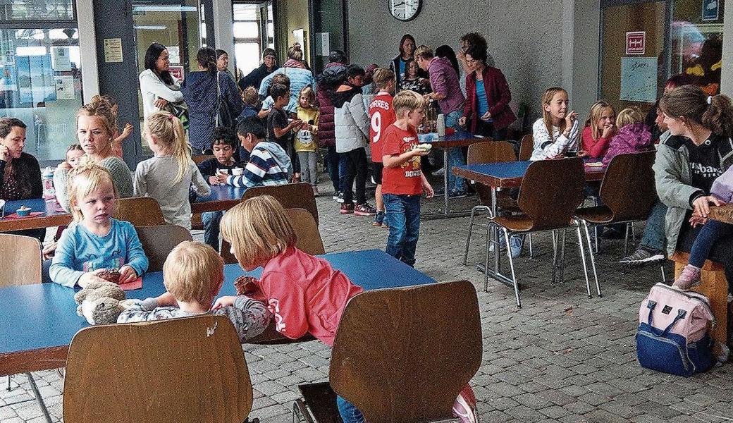 Die Kinder genossen mit ihren Begleitpersonen nach der Vorstellung feine Muffins. 