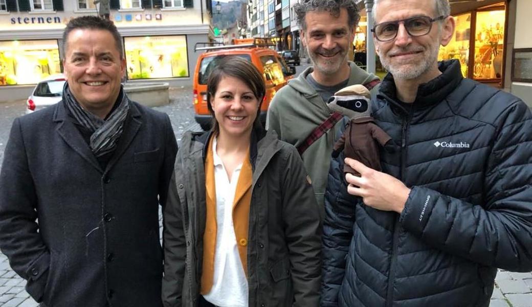 Rätseln auch gern in der Natur, von links: Toni Loher (Kulturkommission), Beatrice Zeller (Stadtschreiberin), Patrick Horber (Familienforum) und Ruedi Gasser (Jugendarbeit). 