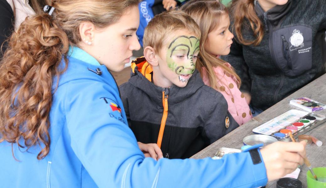 Kinder liessen sich ihre Gesichter schminken.