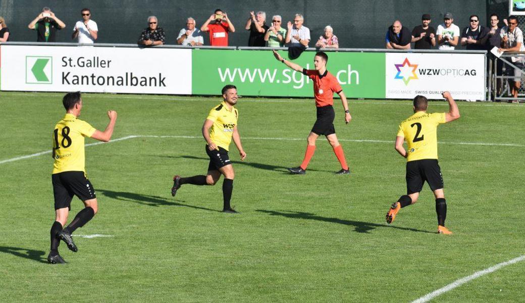 Christian Balmer dreht jubelnd ab nach dem ersten Penaltytor seiner Karriere. Dario Ilic (Mitte) und Julian Bösch sind die ersten Gratulanten.